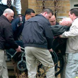 Una ambulancia recoge al nazi 'Iván el Terrible' para ser deportado a Alemania