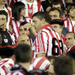 Ejemplar reacción de los aficionados del Athletic: todos señalan al agresor