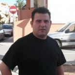 Un joven reduce y entrega a un maltratador