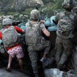 Insólita foto de un soldado estadounidense en la guerra de Afganistán en chanclas y calzoncillos rosas