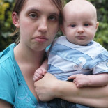 Le prohiben dar el pecho a su bebé en la piscina por "violar las normas de alimentos y bebidas"