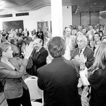 Cospedal: «¿De verdad está España preocupada por los trajes, con 4 millones de parados?»