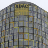 Un programa desarrollado por dos jóvenes alemanes supera en precisión a la NASA  (Alemán)