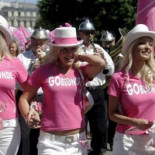 Un desfile de rubias en Riga para levantar la moral de los letones por la crisis