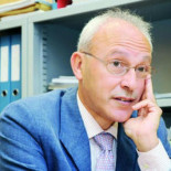 "Inviértase en ciencia lo que regalan a los clubes de fútbol"