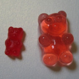 Esto es lo que pasa cuando pones un osito gominola en agua durante un día