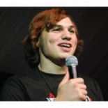 Adolescente que fue inyectado de bebé con VIH por su padre se gradúa (ING)