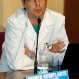 Le reimplantan la mano derecha en el brazo izquierdo y ya puede beber por si mismo