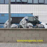 Entran en una comisaria y pintan con grafitis todas las motos