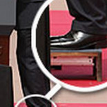 Fotografían a Sarkozy subido a un taburete para parecer más alto