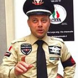 Italia, llegan las rondas negras con el àguila imperial en la gorra [it]