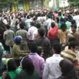 Protestas en Irán - Policia atrapado por la multitud