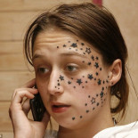 Va a tatuarse 3 estrellas en la cara y sale del estudio... ¡con 56! [EN]