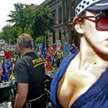 Los organizadores de una manifestación de policías piden unos "speakers" y les llevan a unas strippers