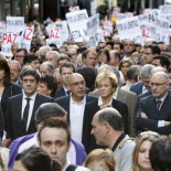 Miles de personas recorren las calles de Bilbao tras el lema: 'ETA no'"