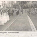 Niñas observan una marcha ciclonudista en su primera comunión