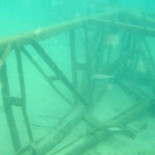 Cierran una playa barcelonesa tras hallar una estructura metálica gigante en el agua