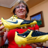 Iniesta solidario. Grande hasta sin botas