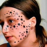 La joven belga que se tatuó 56 estrellas en la cara ingresa en un psiquiátrico