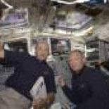 Astronautas logran reparar baño en abarrotada estación espacial