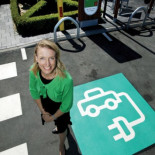 Un coche eléctrico con recarga inalámbrica