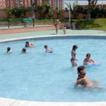 Prohíben a una abuela británica fotografiar a sus nietas en una piscina