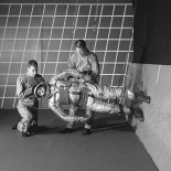 Astronautas que caminan por las paredes