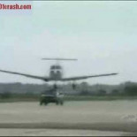 Un hombre subido a un coche saca el tren de aterrizaje de una avioneta en pleno vuelo