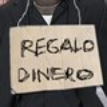 El presidente del banco de Nigeria quiere deshacerse de su dinero, pero no puede