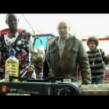 Friendo huevos en papel de periódico