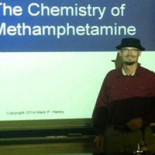 Niña de tres años intenta pescar con sus manos