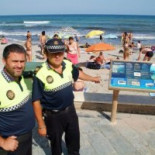 Entregó la pistola a una mujer, cogió un flotador «de esos de los chinos» y se lanzó en calzoncillos al rescate