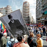 Cientos de turistas tratan de impedir la detención de un senegalés en Gandía