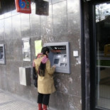 Los cajeros se hacen de oro en verano gracias a las comisiones por retirar efectivo