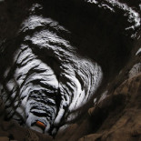 ¿Qué pasaría si cayésemos a un pozo que atravesase la Tierra?