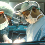 Insertan el corazon en su lugar a un bebé que nació con él fuera del pecho [ENG]