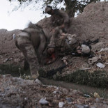 Polémica por una foto de un marine de 21 años a punto de morir