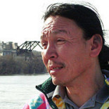 Un indigente que salvó de morir ahogado a un joven en mayo, ayer rescató a una mujer que había caído al mismo río [ENG]