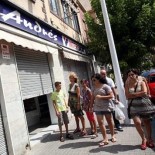 Entra en una armería, pide ver unas pistolas, y se dispara a la cabeza