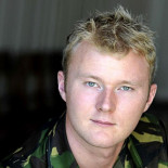 "Oficial británico condecorado por atacar a los Talibanes a punta de bayoneta" (ENG)