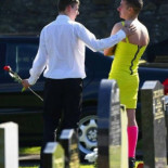 "Un soldado se viste de mujer en el funeral de su amigo para cumplir una promesa" (ITA)