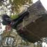 Una grúa de un equipo de rodaje rompe un monumento modernista de Barcelona