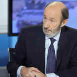 Rubalcaba: "Aún estoy esperando que el PP denuncie qué teléfonos estaban pinchados"