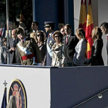 El desfile de la Fiesta Nacional comienza con gritos contra Zapatero