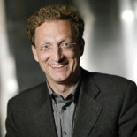 "Los datos que antes la KGB obtenía con presión, o tortura, ahora todo el mundo los publica en Facebook."