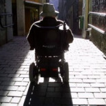 Un discapacitado pierde su piso adaptado y la custodia de su niña tras el divorcio