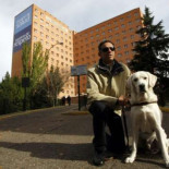 Me echaron de la sala de espera del hospital Clínico por ir con mi perro guía