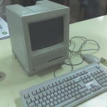 "Hola, vengo a reparar este Macintosh Plus de 1987"