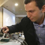 Científicos italianos logran que el cerebro humano controle mano biónica