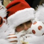 Un duende asusta a Papá Noel y fuerza la evacuación de un centro comercial en EE.UU.